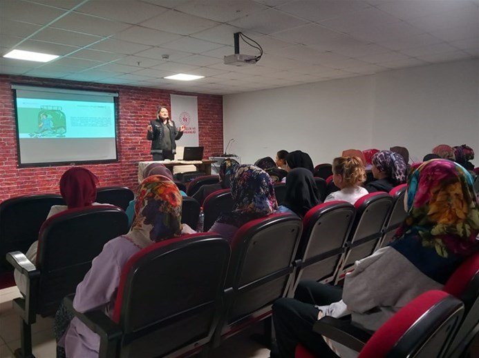 Zahidül Kevseri ve Mahpeyker Sultan Yurdu’nda “En İyi Narkotik Polisi: Anne” Eğitimi Gerçekleştirildi