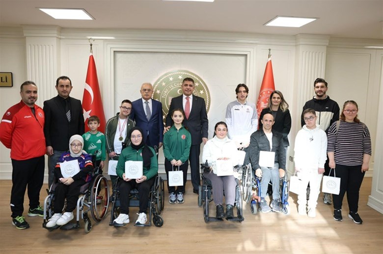 ‘’3 Aralık Dünya Engelliler Günü’’ dolayısıyla engelli sporcularımız ve antrenörleri,Valimiz Sayın Selçuk Aslan'a bir nezaket ziyaretinde bulundu